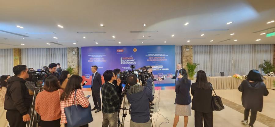 Hình ảnh và phát ngôn ấn tượng tại Diễn đàn Kịch bản Kinh tế Việt Nam 2024  - Ảnh 1