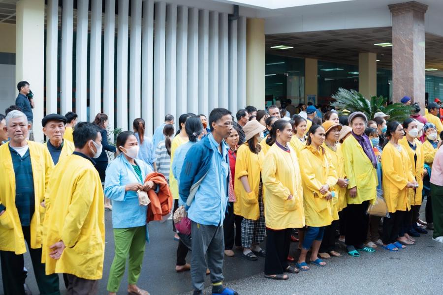 Rất nhiều bệnh nh&acirc;n v&agrave; người th&acirc;n tại Bệnh viện Đa Khoa tỉnh Thanh H&oacute;a tham gia Phi&ecirc;n chợ 0 đồng