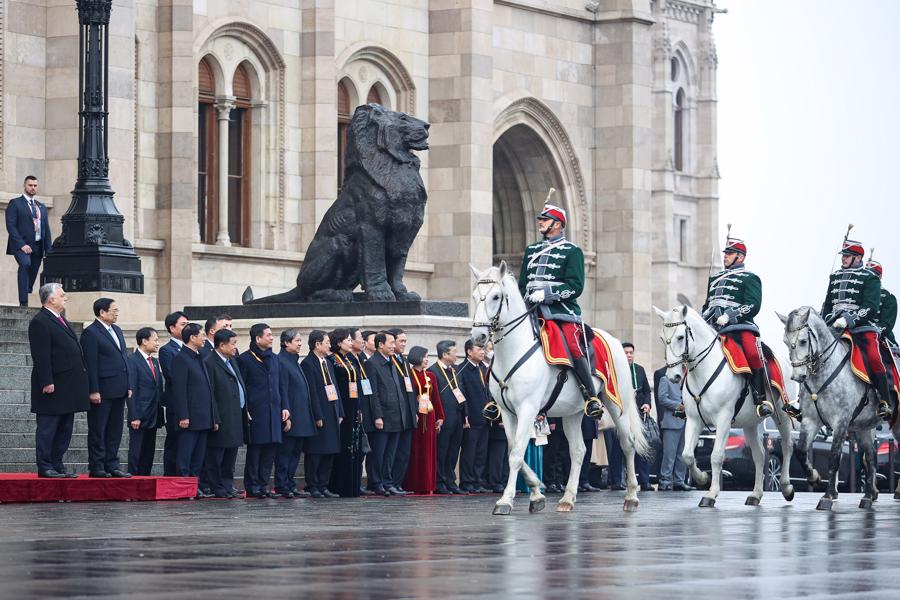 Chuyến thăm ch&iacute;nh thức Hungary của Thủ tướng Ch&iacute;nh phủ Phạm Minh Ch&iacute;nh v&agrave; Phu nh&acirc;n diễn ra trong bối cảnh quan hệ hữu nghị truyền thống v&agrave; hợp t&aacute;c nhiều mặt với bề d&agrave;y lịch sử hơn 70 năm giữa Việt Nam v&agrave; Hungary ph&aacute;t triển t&iacute;ch cực tr&ecirc;n tất cả c&aacute;c lĩnh vực - Ảnh: VGP.