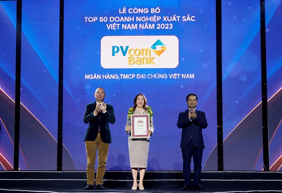 B&agrave; Nguyễn Thanh Huyền, đại diện Ban điều h&agrave;nh PVcomBank nhận 2 giải thưởng từ Ban tổ chức.
