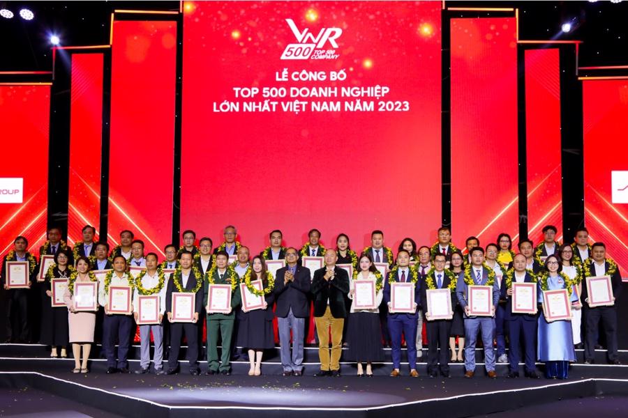C&aacute;c doanh nghiệp nhận giải thưởng Top 500 doanh nghiệp lớn nhất Việt Nam 2023.