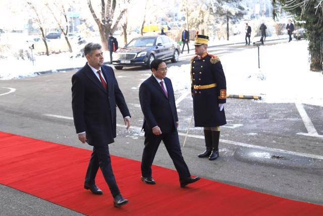 Thủ tướng Ion-Marcel Ciolacu chủ trì lễ đón Thủ tướng Phạm Minh Chính thăm chính thức Romania - Ảnh 2