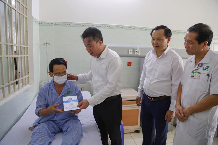 Tổng Gi&aacute;m đốc Nguyễn Thế Mạnh trao qu&agrave; cho người d&acirc;n đang điều trị tại bệnh viện.