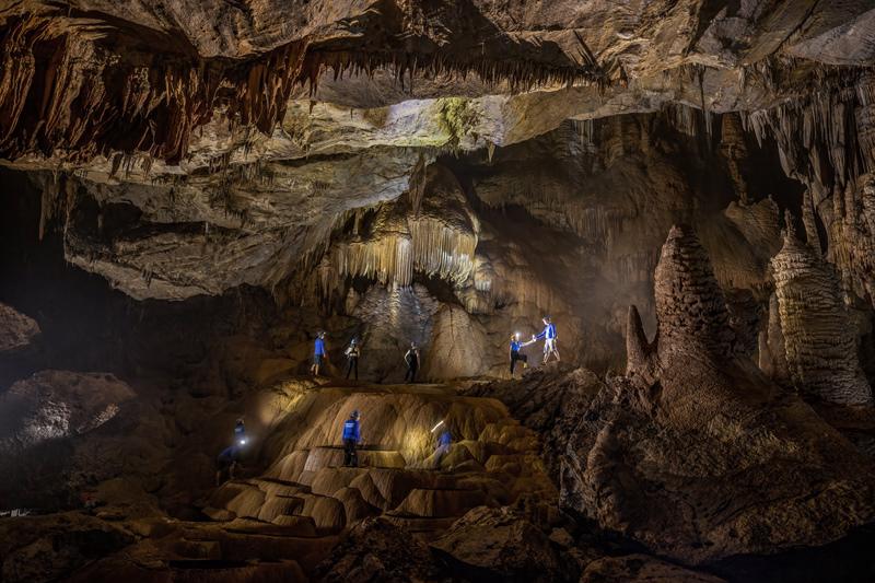 Khu danh thắng Phong Nha &ndash; Kẻ B&agrave;ng với quần thể hang động phong ph&uacute;, kỳ vĩ với gần 300 hang động