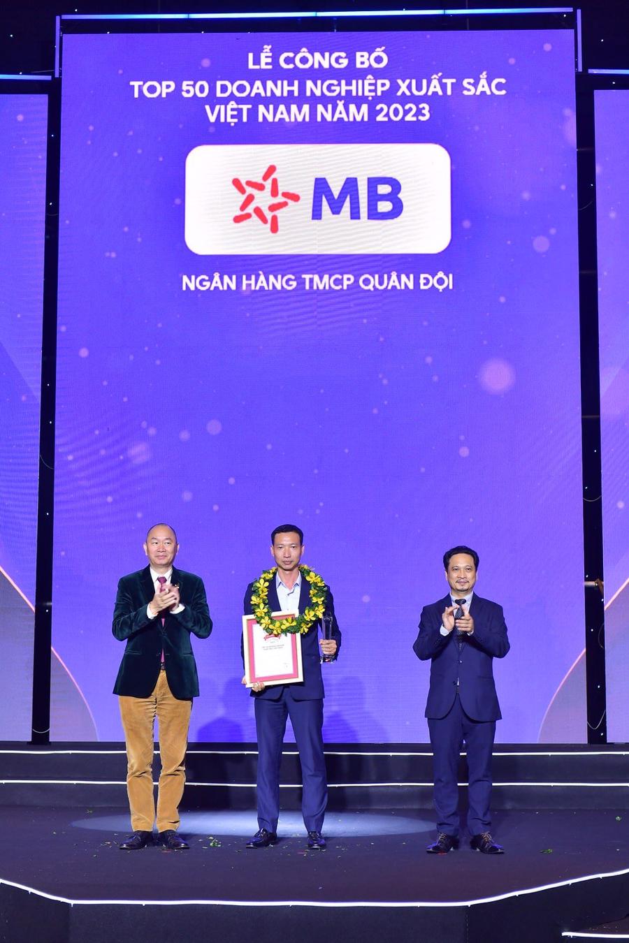 MB Bank among Top 13 Outstanding Enterprises in Vietnam in 2023 - Ảnh 1