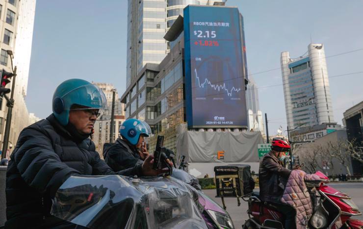 Niềm tin của doanh nghiệp tại Trung Quốc vẫn ở mức thấp, c&ograve;n thị trường chứng kho&aacute;n vừa trải qua một năm tồi tệ - Ảnh: Reuters