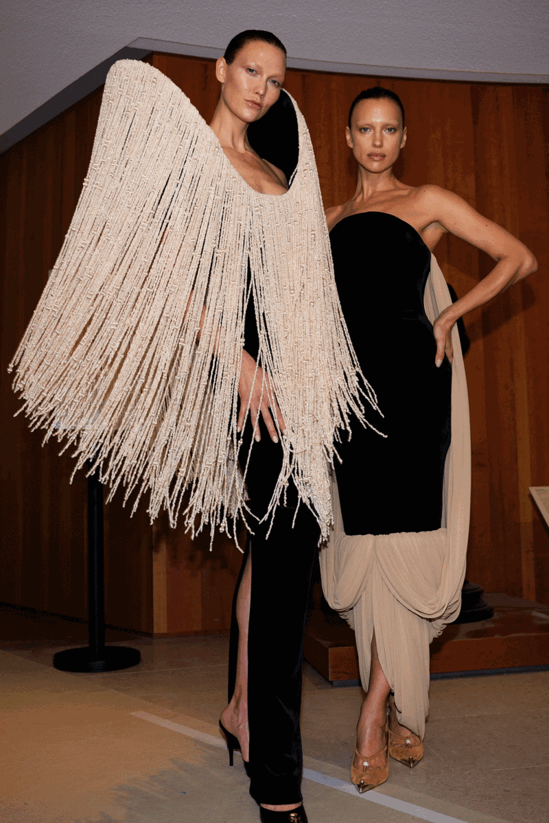 Những thiết kế của&nbsp;Schiaparelli trong hậu trường&nbsp;Paris Haute Couture Week m&ugrave;a Xu&acirc;n - H&egrave; 2024.