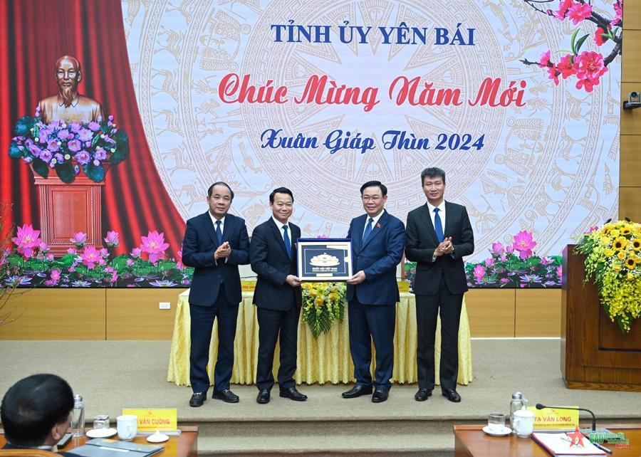 Chủ tịch Quốc hội trao qu&agrave; tặng Ban Thường vụ Tỉnh ủy Y&ecirc;n B&aacute;i. Ảnh: Duy Linh