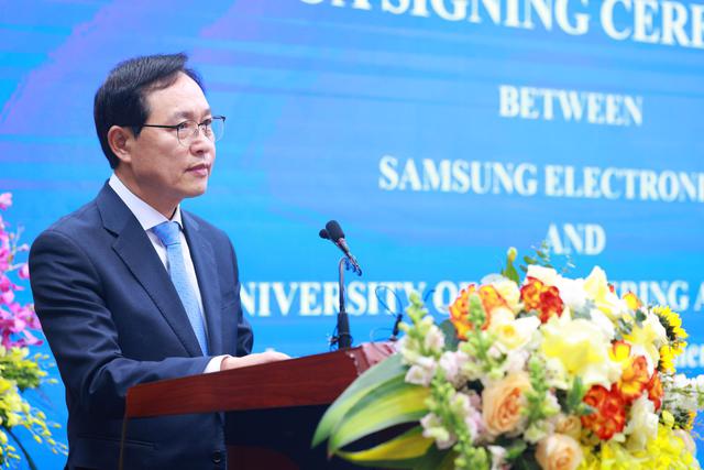 Mr. Choi Joo Ho, General Director of Samsung Vietnam, speaking at the signing. Source: VGP.