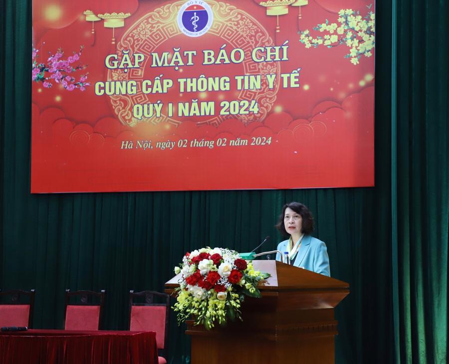 Thứ trưởng Bộ Y tế Nguyễn Thị Li&ecirc;n Hương th&ocirc;ng tin tại cuộc họp.