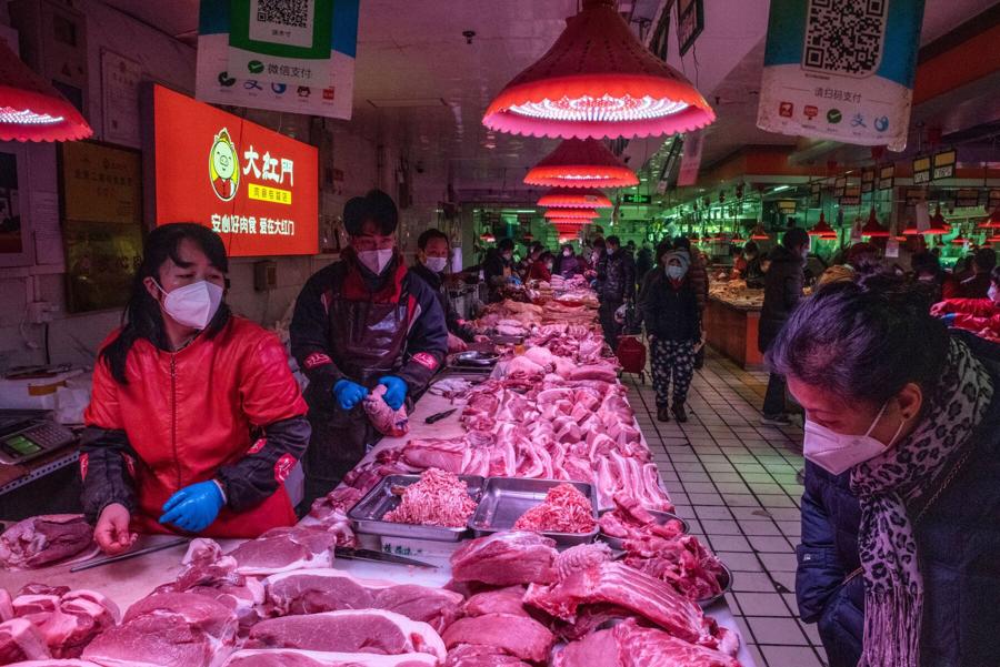 Thịt lợn tại một chợ b&aacute;n bu&ocirc;n ở Bắc Kinh, Trung Quốc. Ảnh: Bloomberg.