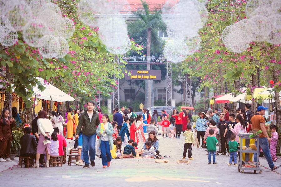 Phố đi Bộ Pont De Long Bien với kh&ocirc;ng gian đa sắc, đa hoạt động v&agrave; đa trải nghiệm - Ảnh: Ch&iacute; Linh.