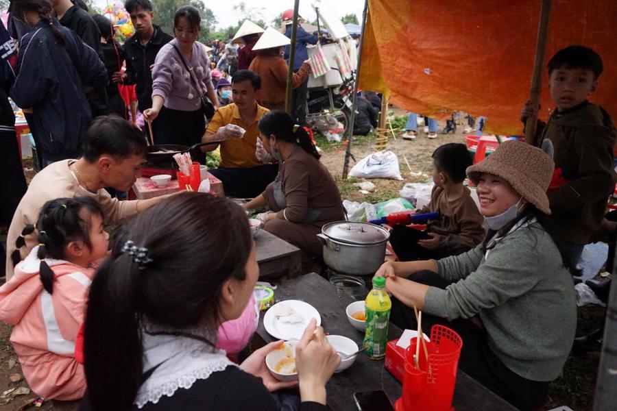 Đến chợ &ldquo;choảng nhau&rdquo; người d&acirc;n thường chọn mua một v&agrave;i thứ mặt h&agrave;ng, hoặc thưởng thức c&aacute;c m&oacute;n ăn d&acirc;n d&atilde; để cầu may đầu năm mới