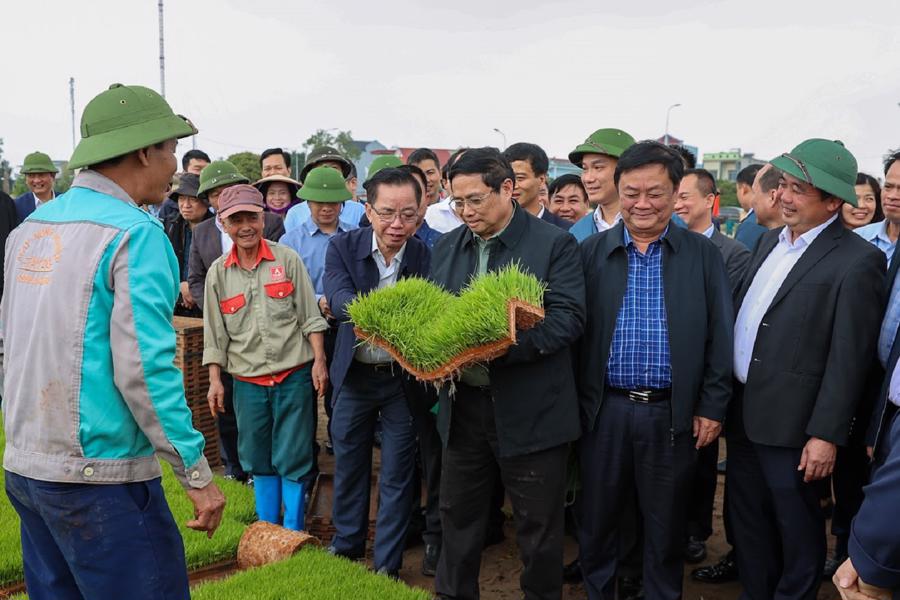 Thủ tướng thăm khu vực sản xuất mạ khay v&agrave; c&aacute;nh đồng gieo sạ bằng m&aacute;y. Ảnh: VGP.