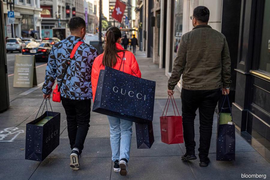 Gucci ghi nhận doanh số giảm 6% xuống c&ograve;n 9,9 tỷ euro (gần 11 tỷ USD), đ&oacute;ng g&oacute;p gần 50% doanh thu năm vừa qua của Kering.