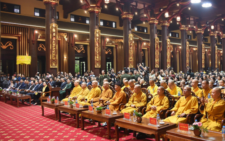 Các quan khách, Tăng ni và đại biểu tham dự khai hội tại Hội trường Trung tâm Văn hóa Trúc Lâm Yên Tử. Ảnh: Chu Khôi.