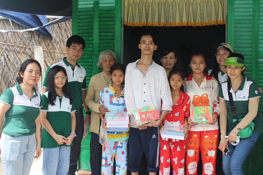 Vietcombank tặng qu&agrave; Tết người ngh&egrave;o tại tỉnh Tiền Giang.