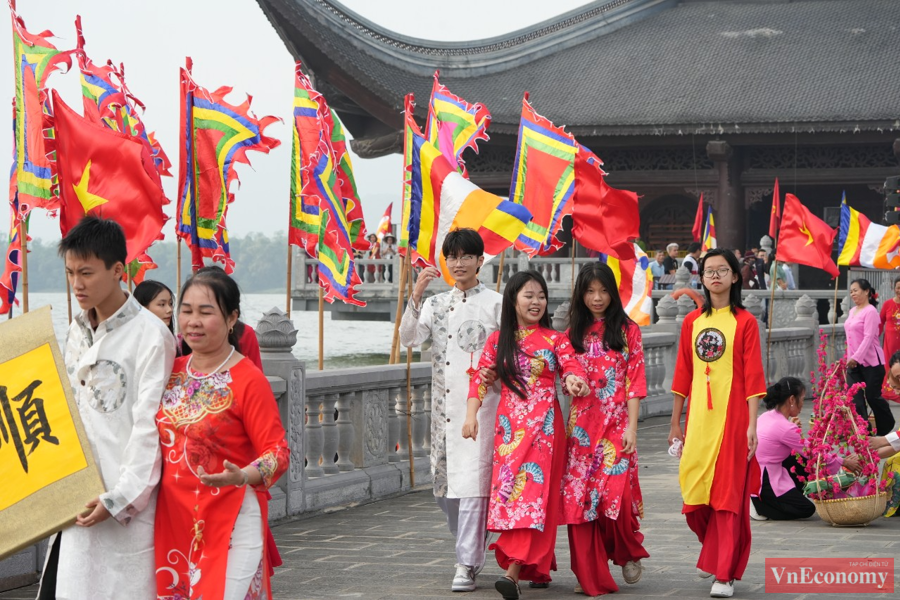 [Phóng sự ảnh]: Hàng vạn du khách đổ về chùa Tam Chúc ngày khai hội - Ảnh 8
