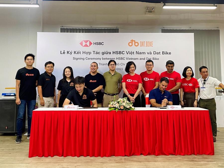 Mr. Ahmed Yeganeh at the signing ceremony between HSBC Vietnam and Dat Bike in June 2023.