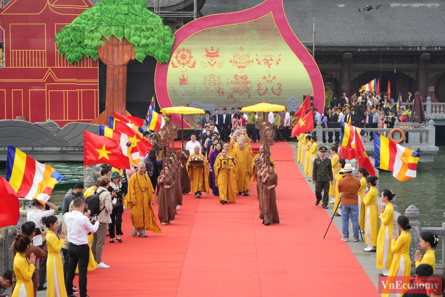 [Phóng sự ảnh]: Hàng vạn du khách đổ về chùa Tam Chúc ngày khai hội - Ảnh 6