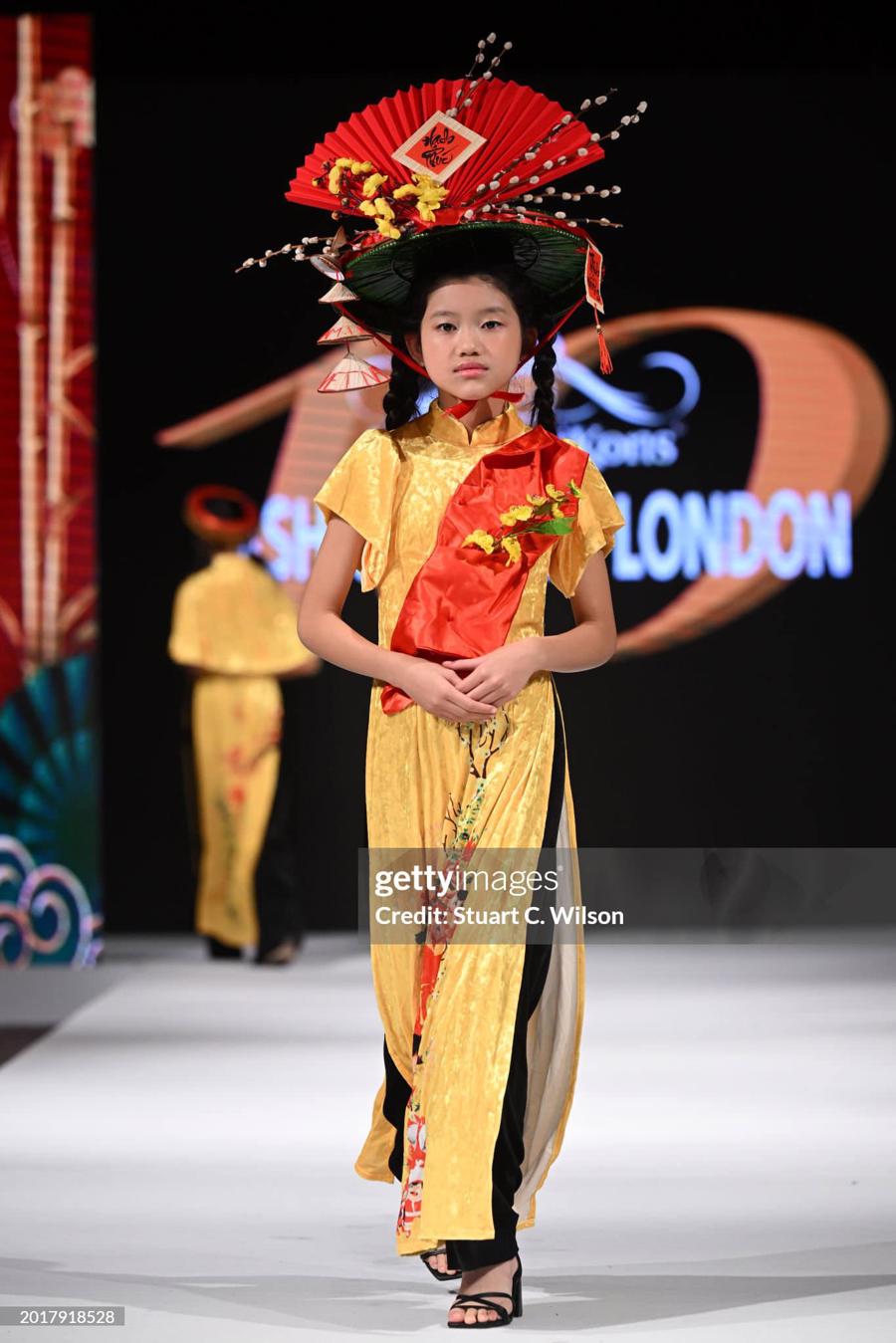 Những nhà thiết kế Việt “tạo sóng” tại London Fashion Week - Ảnh 14