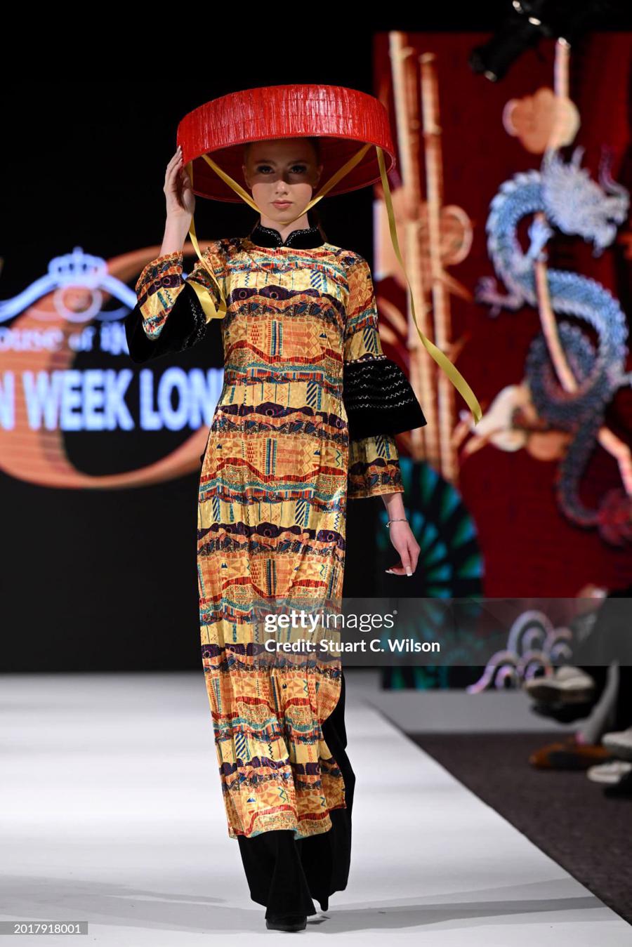 Những nhà thiết kế Việt “tạo sóng” tại London Fashion Week - Ảnh 13