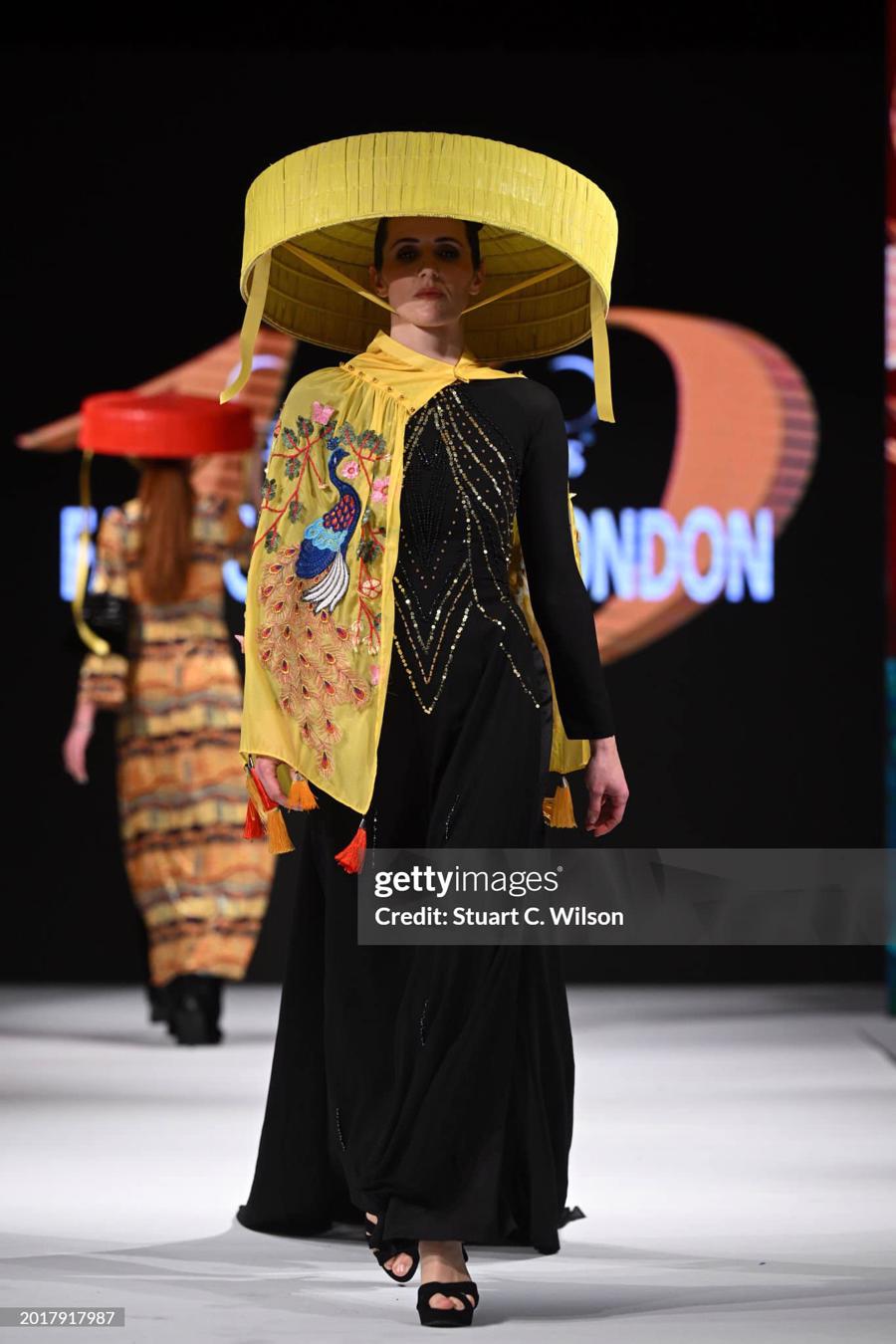 Những nhà thiết kế Việt “tạo sóng” tại London Fashion Week - Ảnh 17