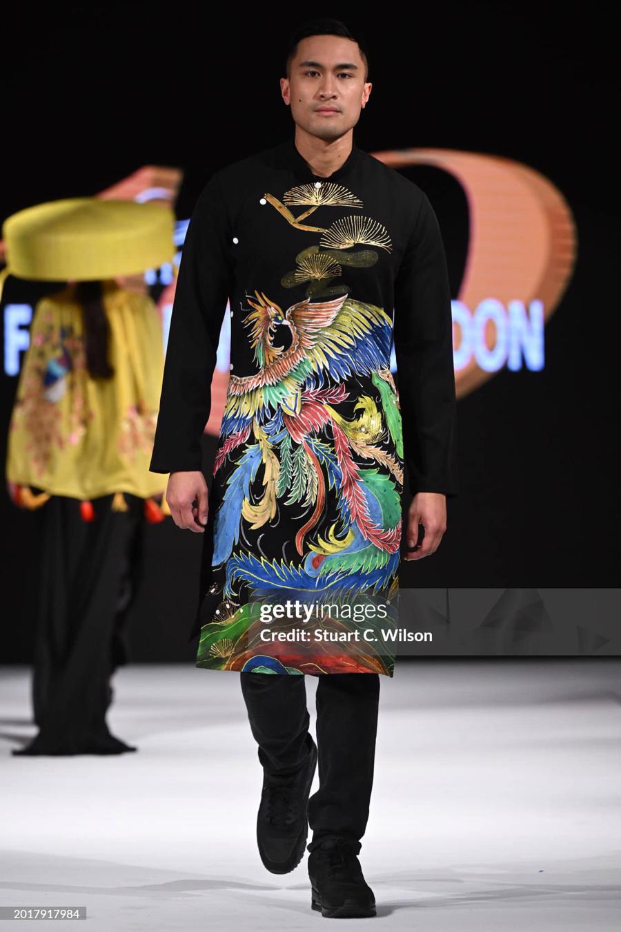 Những nhà thiết kế Việt “tạo sóng” tại London Fashion Week - Ảnh 16