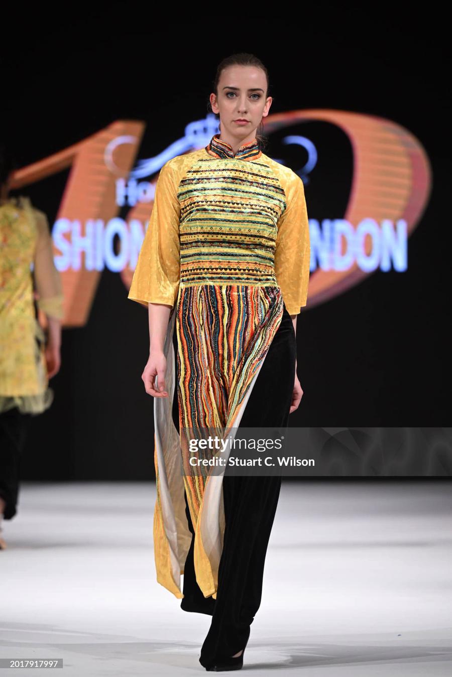 Những nhà thiết kế Việt “tạo sóng” tại London Fashion Week - Ảnh 15