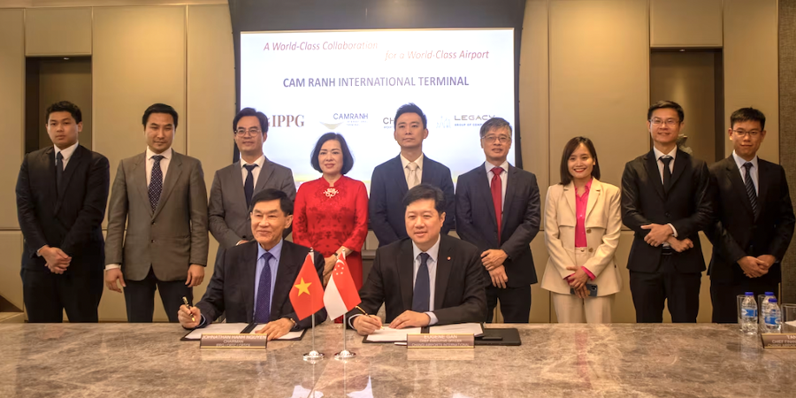 Senior officials from the Cam Ranh International Joint Stock Company (CRTC) and Changi Airports International (CAI), led by CRTC Chairman Johnathan Nguyen (front left) and CAI CEO Eugene Gan (front right), sign the agreement on the sidelines of the Singapore Air Show.
