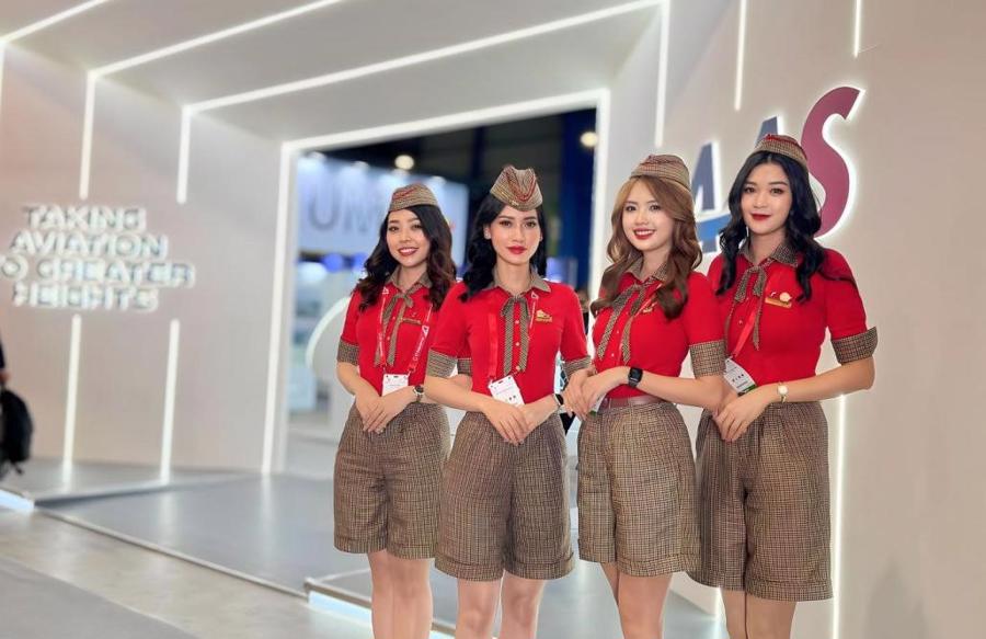 Ấn tượng hình ảnh tiếp viên hàng không Vietjet tại Singapore Airshow 2024 - Ảnh 1