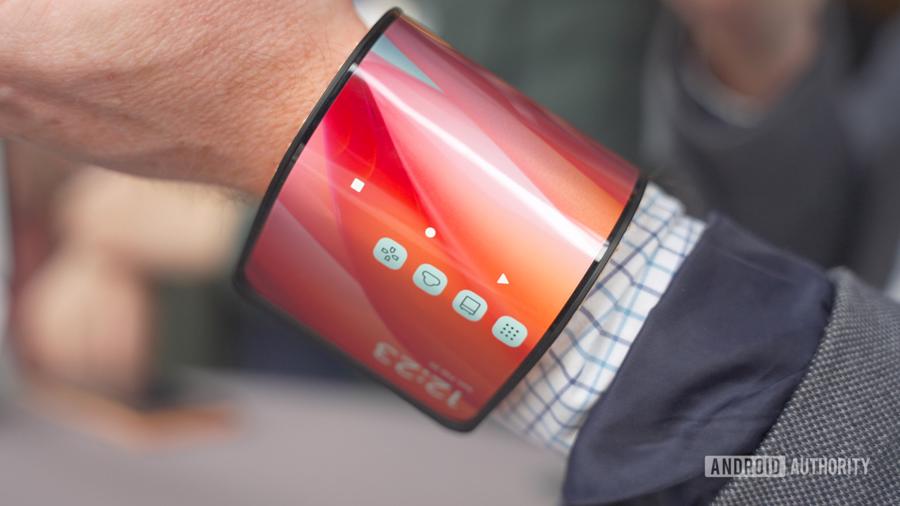 Samsung và Motorola chạy đua sản xuất "điện thoại đeo tay", liệu có thật sự đáng tiền? - Ảnh 1