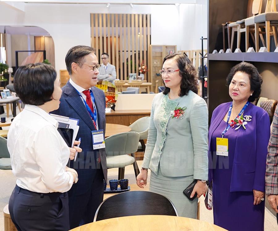Thứ trưởng Phan Thị Thắng tham quan một số gian h&agrave;ng tại&nbsp;Hawa Expo 2024&nbsp;