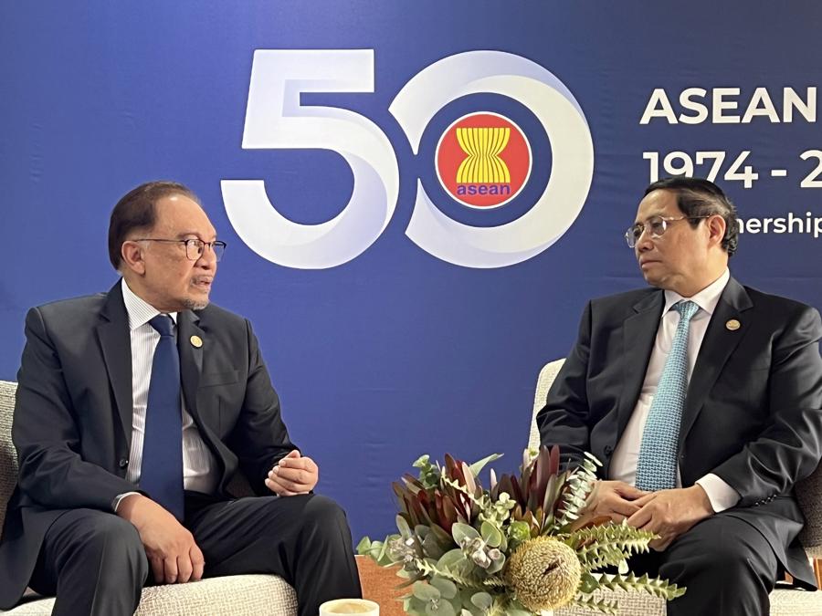 Thủ tướng Phạm Minh Ch&iacute;nh gặp Thủ tướng Malaysia Anwar Ibrahim - Ảnh: VGP