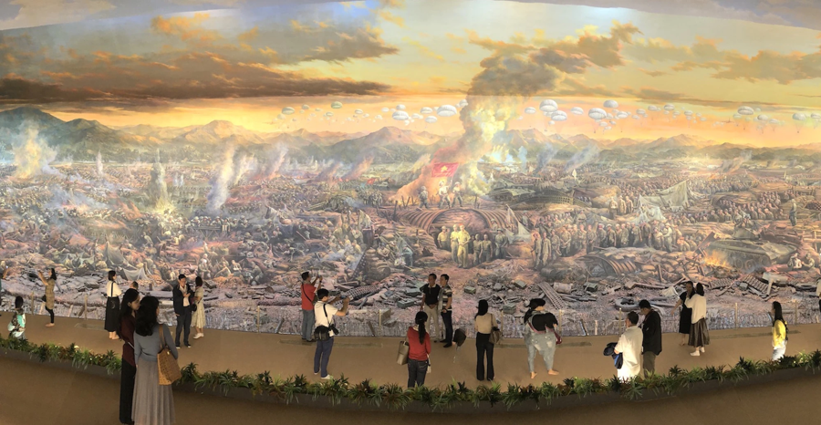 Bức tranh panorama Trận chiến Điện Bi&ecirc;n Phủ tại Bảo t&agrave;ng Chiến thắng Lịch sử Điện Bi&ecirc;n Phủ l&agrave; một trong những bức tranh lớn nhất thế giới.