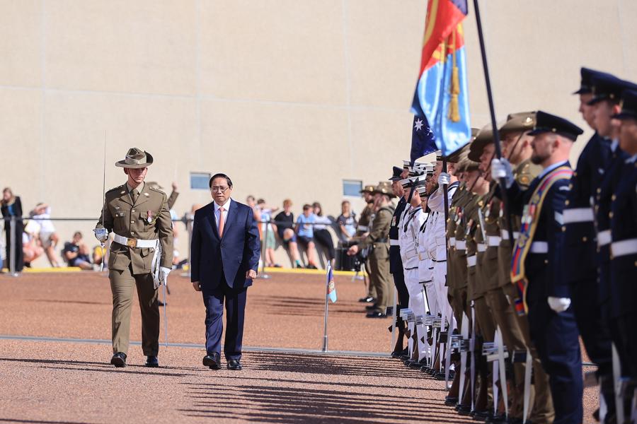 Thủ tướng Phạm Minh Ch&iacute;nh duyệt đội danh dự qu&acirc;n đội Australia - Ảnh: VGP