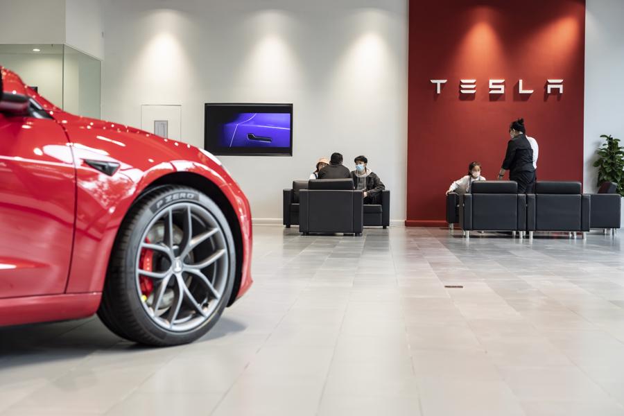 Trong một showroom của Tesla ở Trung Quốc - Ảnh: Bloomberg.