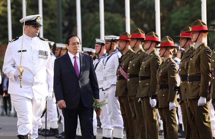 Prime Minister Pham Minh Chinh reviewing the honor guard. (Source: VNA)