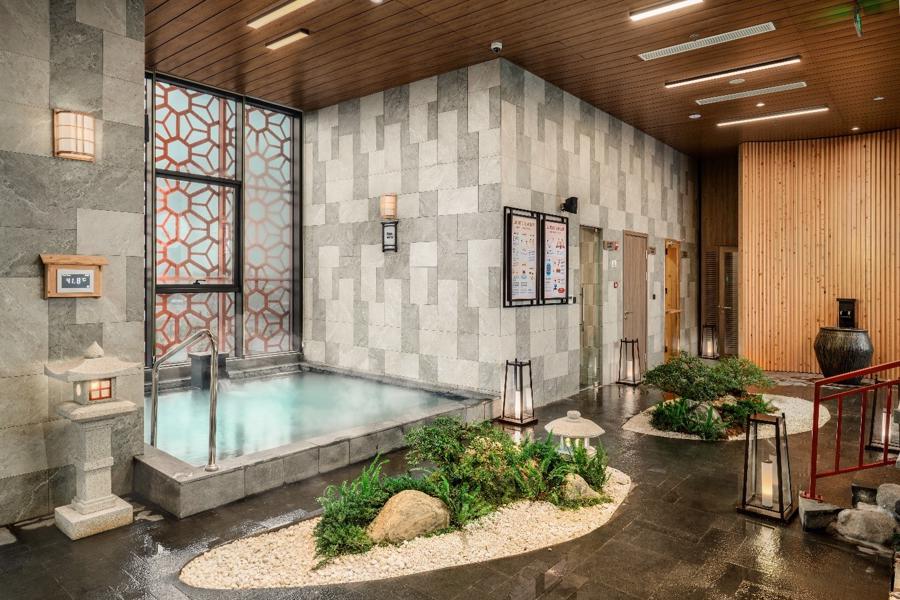 Kh&ocirc;ng gian chuẩn Nhật trong tổ hợp kho&aacute;ng n&oacute;ng Mori Onsen.