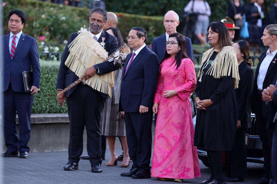 Thủ lĩnh Maori (Kaikorero) v&agrave; Trưởng Kaikaranga (Trưởng nghi lễ) đ&oacute;n v&agrave; mời Thủ tướng Ch&iacute;nh phủ v&agrave; Phu nh&acirc;n v&agrave;o khu vực tiến h&agrave;nh nghi thức lễ đ&oacute;n - Ảnh: VGP