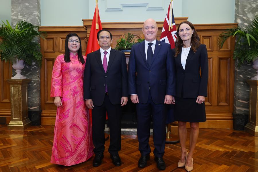 Thủ tướng Christopher Luxon nhiệt liệt chào mừng Thủ tướng Chính phủ Phạm Minh Chính lần đầu tiên thăm chính thức New Zealand, là Khách mời cấp cao nước ngoài đầu tiên của Chính phủ New Zealand kể từ khi Chính phủ mới lên nắm quyền - Ảnh: VGP