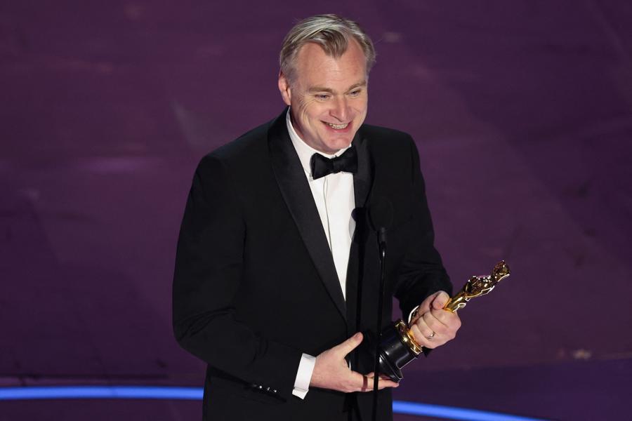 Đạo diễn&nbsp;Christopher Nolan nhận giải&nbsp;Đạo diễn xuất sắc nhất.