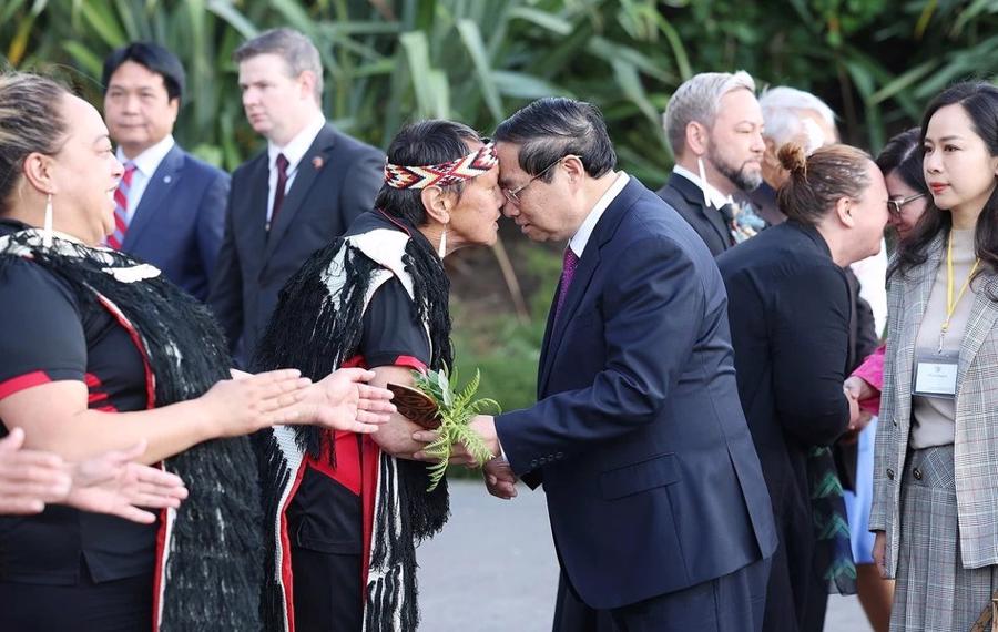 Prime Minister Pham Minh Chinh engages in the Hongi ritual with Maori leaders. (Source: VNA)