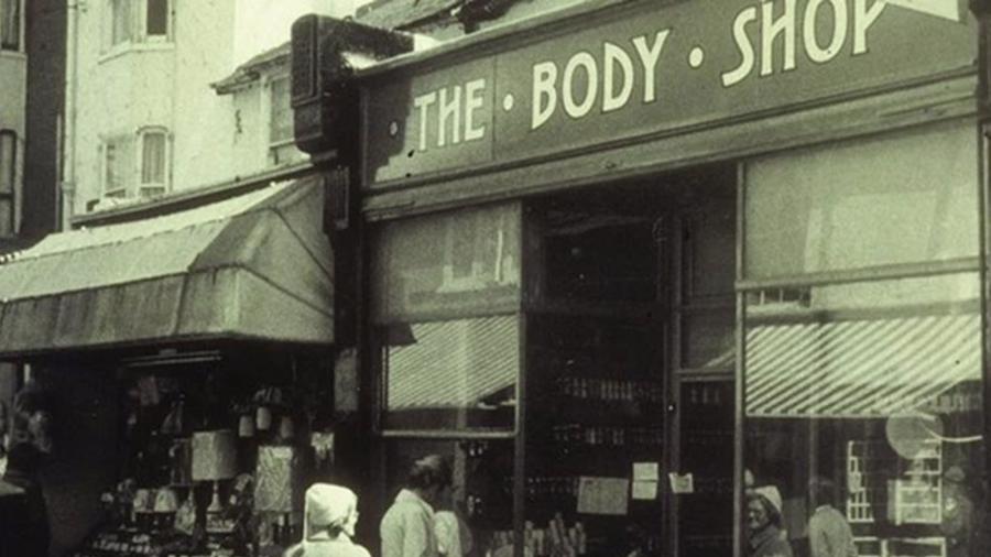 The Body Shop lần đầu ti&ecirc;n mở cửa tại một cửa h&agrave;ng nhỏ sơn m&agrave;u xanh l&aacute; c&acirc;y ở Brighton. Anh.