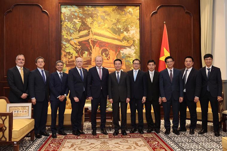 Minister&nbsp;of&nbsp;Information&nbsp;and&nbsp;Communications Nguyen Manh Hung (middle) with Ambassador of Finland to Vietnam, H.E. Keijo Norvanto (fourth from left) , President&nbsp;and CEO of the Nokia Corporation (fifth from left), and members of the delegation.