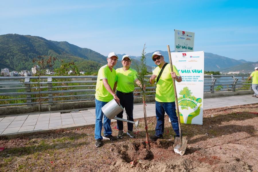 Imexpharm employees gathered to plant trees in Ring Road 2, Nha Trang