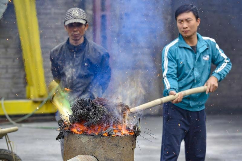 Người thợ sẽ đổ đồng n&oacute;ng chảy để chuẩn bị đổ v&agrave;o khu&ocirc;n đ&uacute;c sản phẩm.