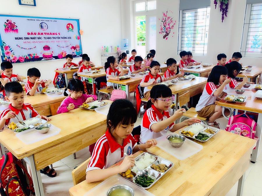 Hơn 1,4 triệu học sinh cả nước đang được hưởng những bữa trưa c&acirc;n bằng dinh dưỡng từ Dự &aacute;n Bữa ăn học đường.