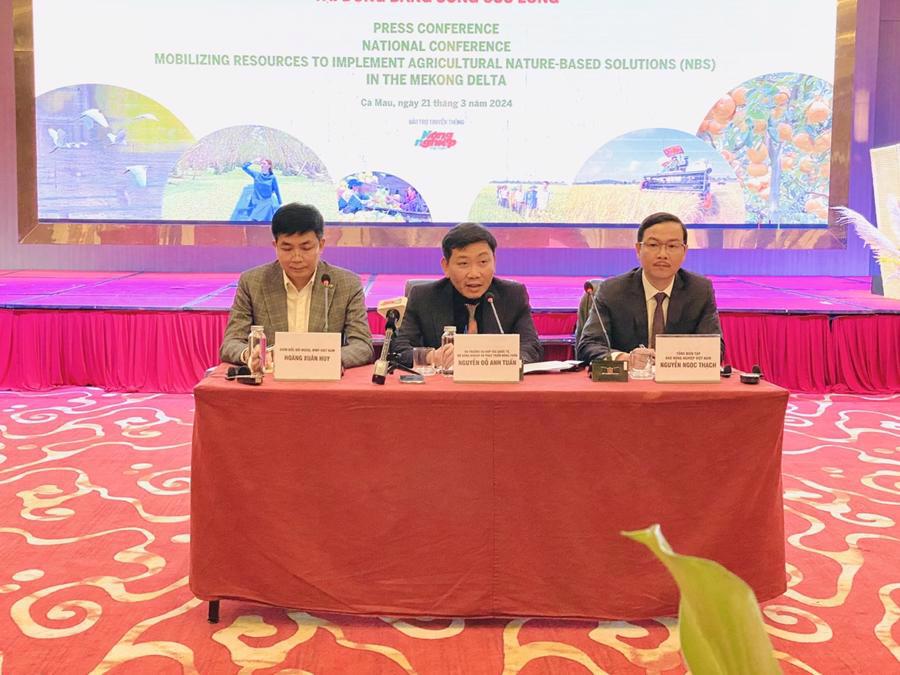 Mr. Nguyen Do Anh Tuan (in the middle) chaired the press conference.