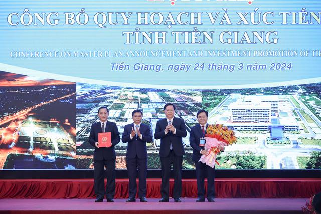 Minister of Transport Nguyen Van Thang, on behalf of the Prime Minister, presented the Decision approving the provincial planning to leaders of Tien Giang province - Photo: VGP/Nhat Bac